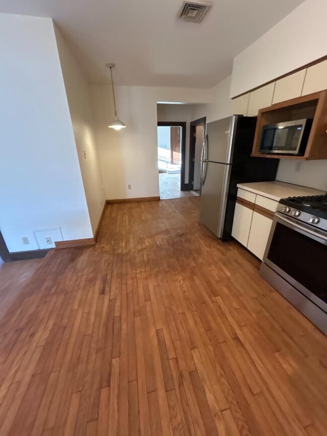 Building Photo - 814 N 2nd St