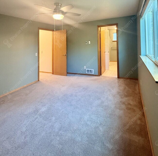Building Photo - Single-Level Living in a Prime NE Bend Location