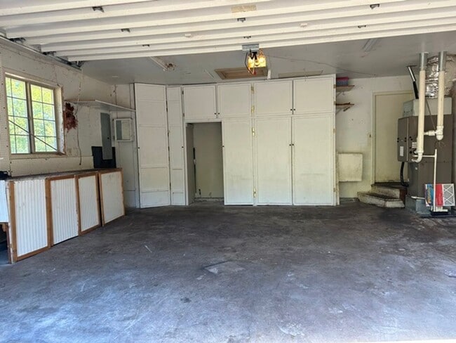 Building Photo - 4 Bedroom home with acreage