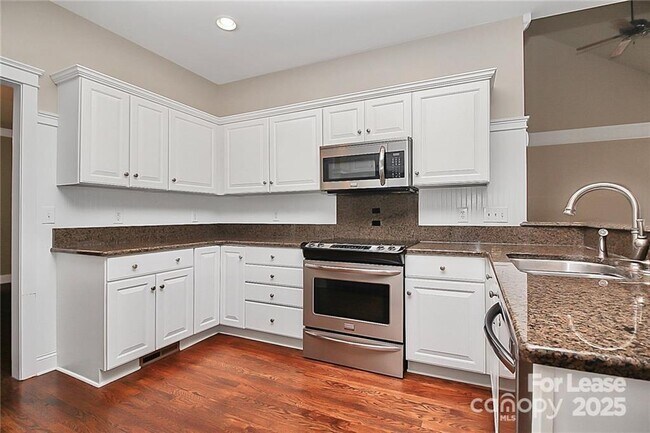 Building Photo - 2300 Mirow Pl