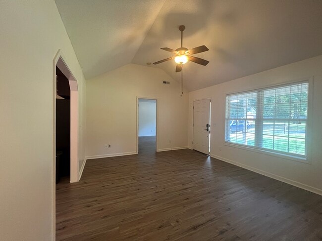 Building Photo - 3290 Valencia Dr