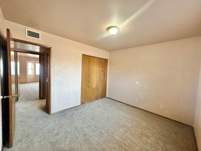 Building Photo - Cute 2 bedroom, 2 bathroom home with firep...