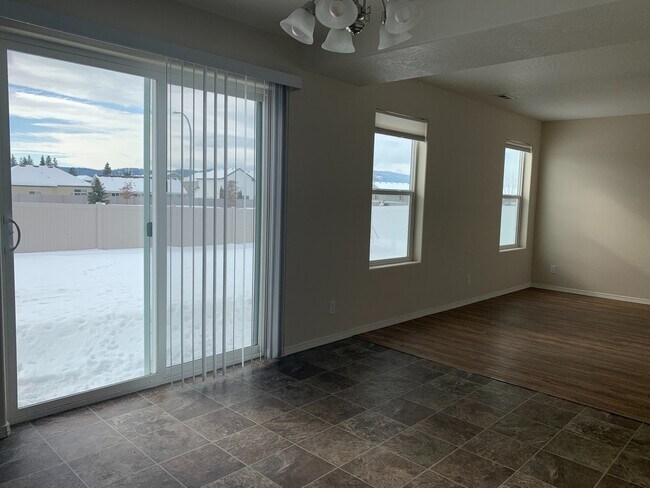 Building Photo - Beautiful 4 bedroom 2.5 Bath home in Coeur...