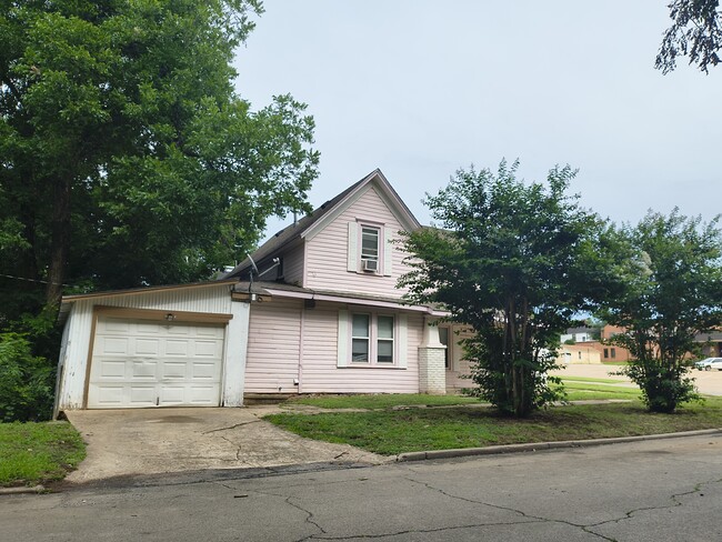 Building Photo - 402 E Warner Ave