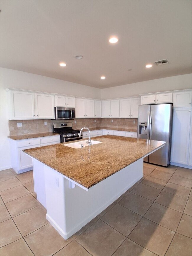 Building Photo - Beautiful 4 Bed / 3 Bath Home in Desirable Clovis Neighborhood