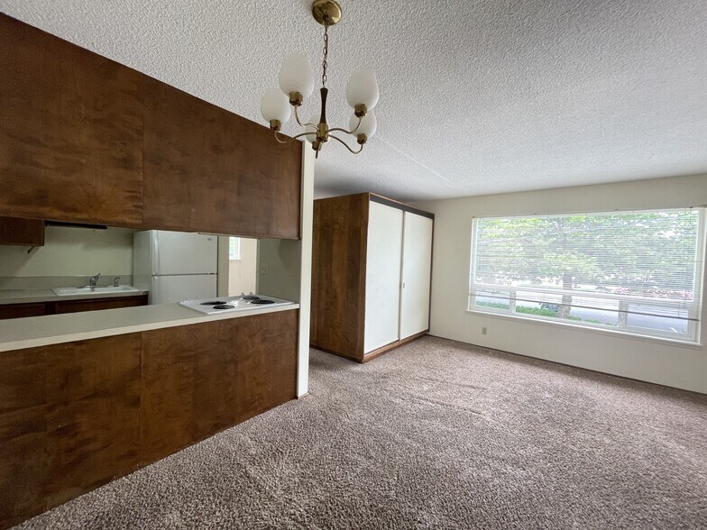 Dining RM - 530 Burnett Ave N
