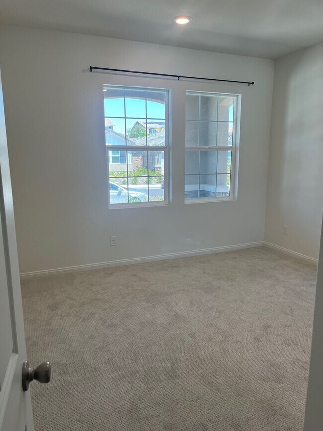 Building Photo - Lake Elsinore 5 Bedroom
