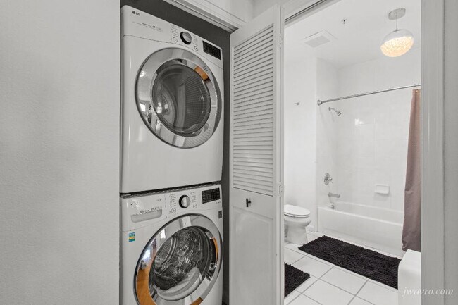 Building Photo - 323 29th St