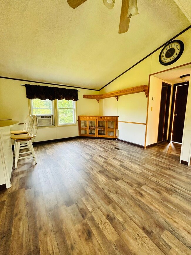 Building Photo - Country 3 Bed / 2 Bath Home for RENT