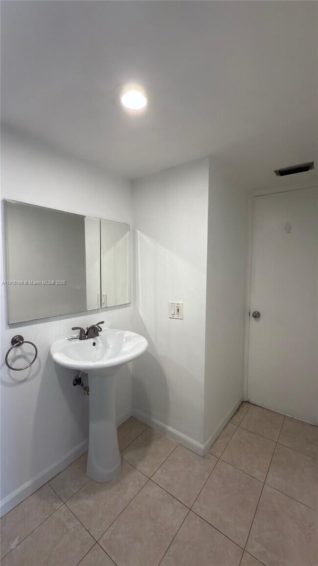 Building Photo - 8950 NE 8th Ave