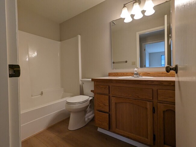 Building Photo - Charming 3x2 on Cul-de-sac with a double-car garage and fenced backyard near Hollinshead Park in ...