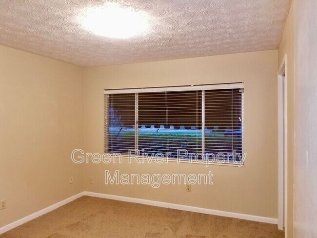 Building Photo - 2758 Oakdale Dr W