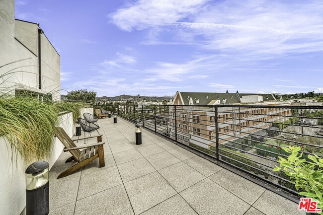 Building Photo - 667 N Wilton Pl