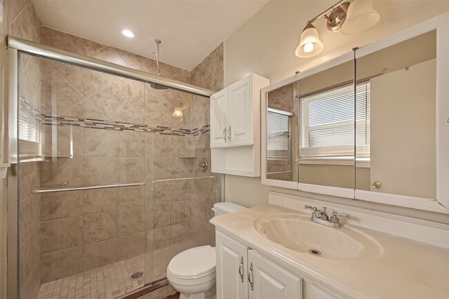 Building Photo - 1211 Helms Rd