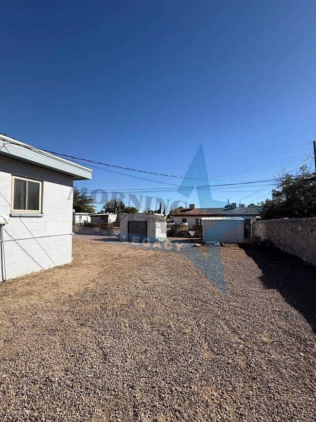 Building Photo - Sweet 2 Bedroom Home - Available Now!