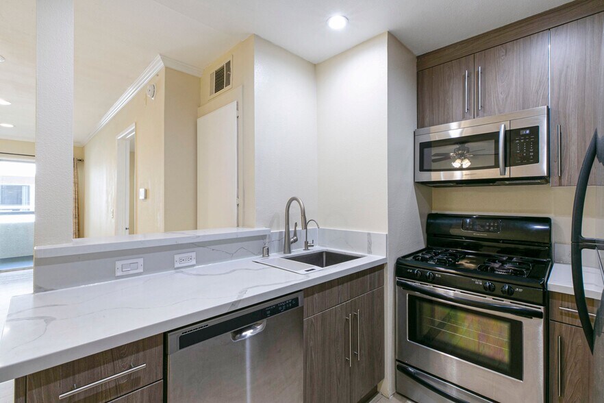 Building Photo - 5525 Canoga Ave
