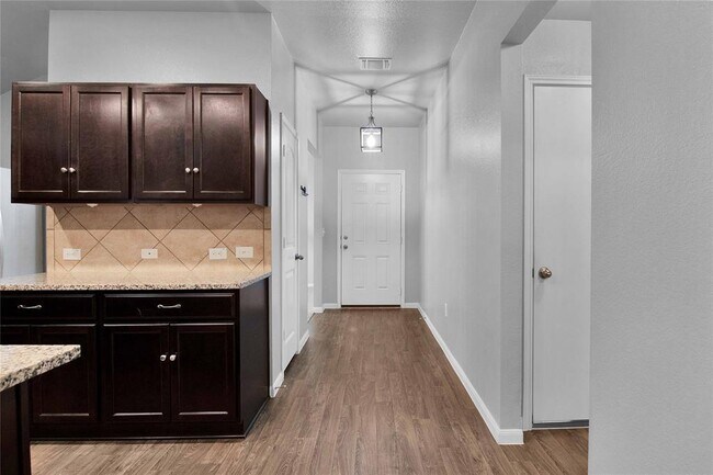 Building Photo - 704 Red Tails Dr