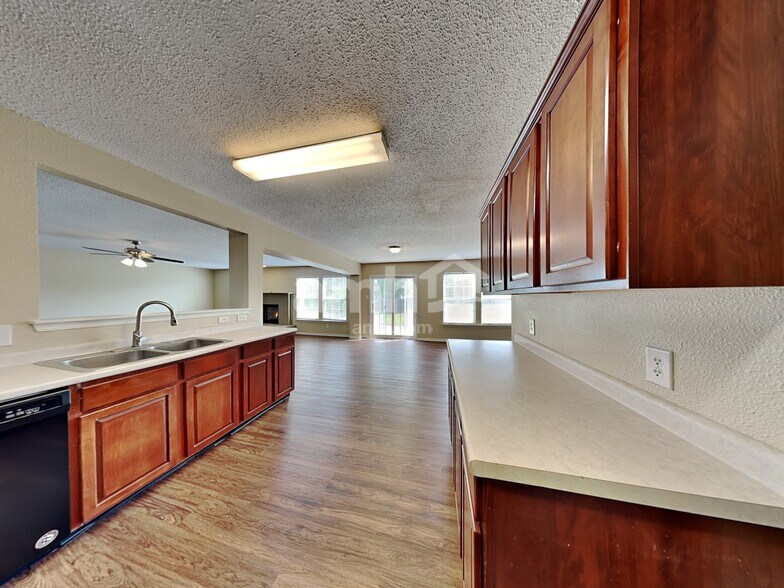 Building Photo - 13993 Meadow Lake Dr