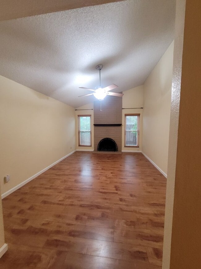 Building Photo - Beautiful home with wood floors