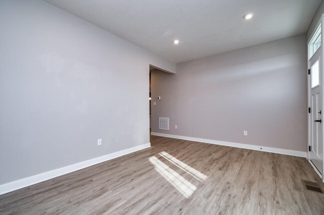 Building Photo - 2049 Creswell Dr