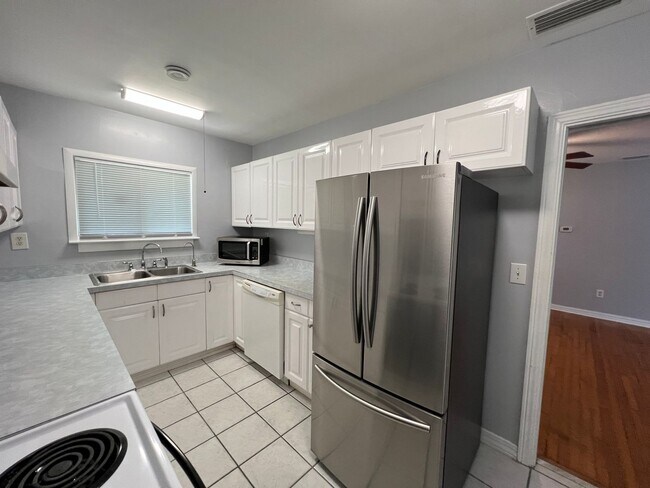 Building Photo - Beautiful 2 Bed/2 Bath Home in Ocala!! BOUNUS ROOM Included! Lawn care INCLUDED!