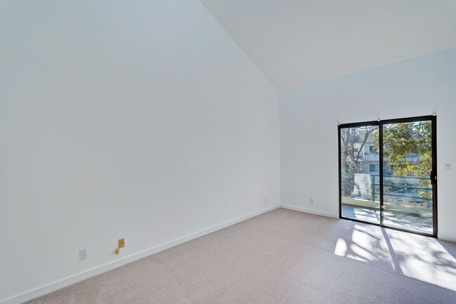 Building Photo - Cozy 1 Bed, 1 Bath Condo