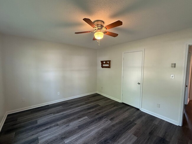 Building Photo - Two bedroom, 1 bath house in Burlington