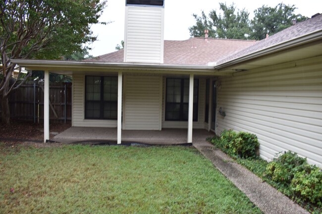 Building Photo - AVAILABLE NOW!!! Beautiful 3-Bedroom 2-Bat...