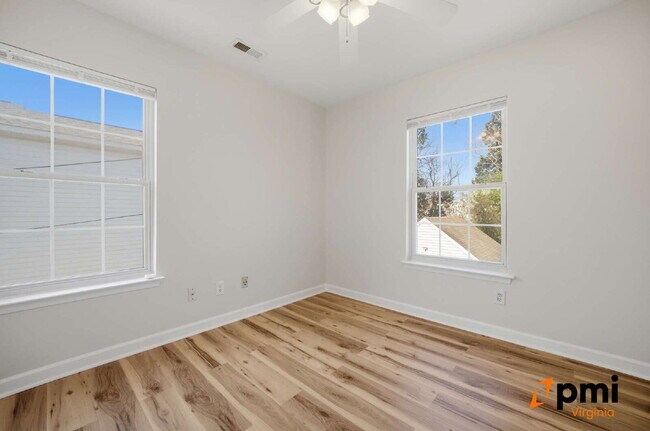 Building Photo - 3 BEDROOM 2.5 BATH WITH FENCED IN YARD AND DETACHED GARAGE FOR RENT IN NORFOLK!