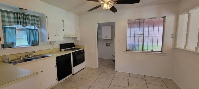Building Photo - Gorgeous 3 bedroom/1.5 bath home!