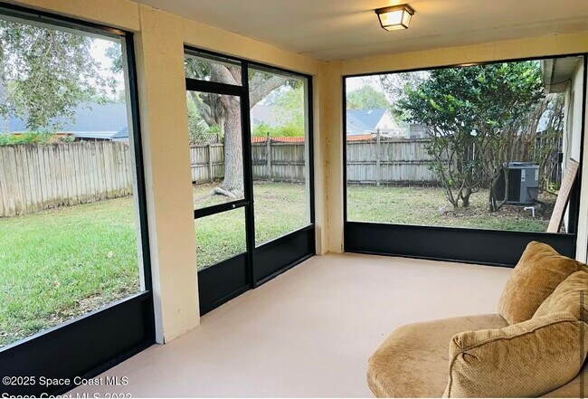 Building Photo - 2117 Buescher Hill St