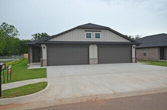 Building Photo - 3 Bed 2 Bath 2 Car Duplex in Chisholm Creek NW OKC