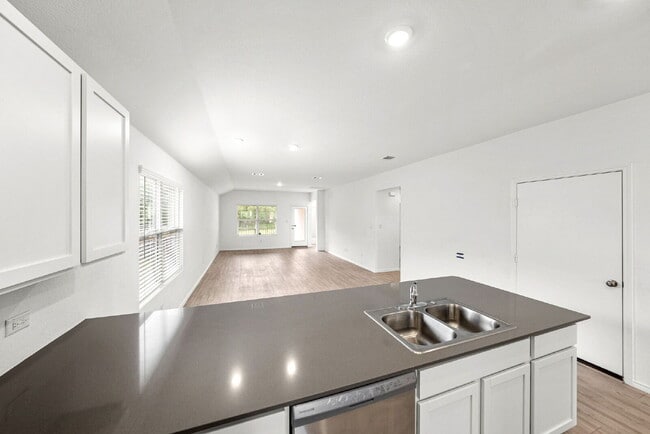 Building Photo - Ready NOW! Greenbelt Wooded Views