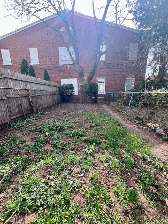 Building Photo - 502 Buttonwood St