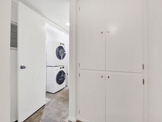 Building Photo - 7767 Hollywood Blvd