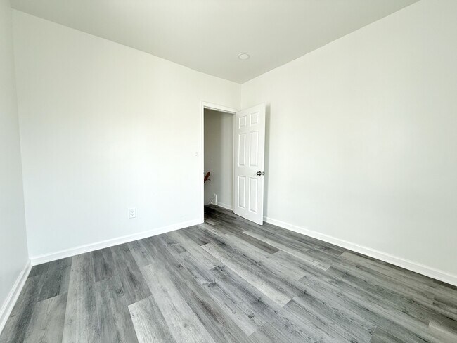 Building Photo - 1520 S Myrtlewood St