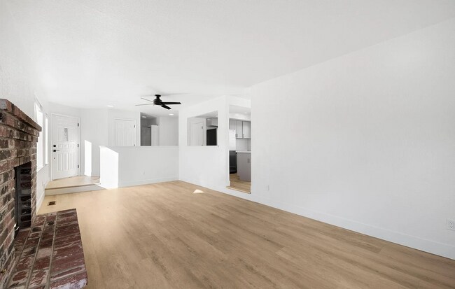 Building Photo - 3 Bed/2.5 Bath House w/ Yard Close to UNR
