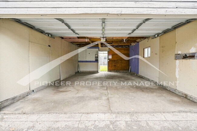 Building Photo - Charming Home with Central AC and Fenced Yard