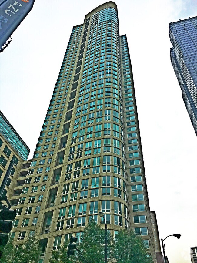 Building Photo - River North High Rise 1b/1b with Fantastic...