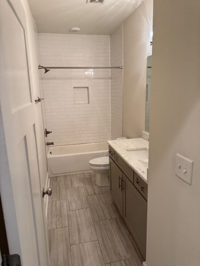 Building Photo - Coming Soon! Nice townhome in convenient East Nashville location!