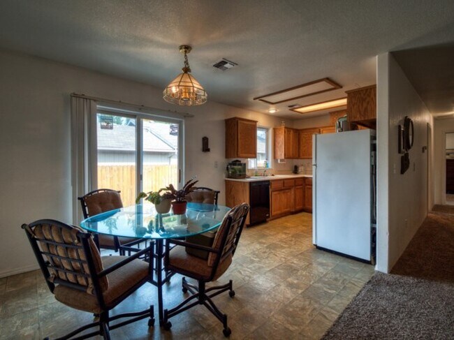 Building Photo - 1365 SW Sun Glo Dr