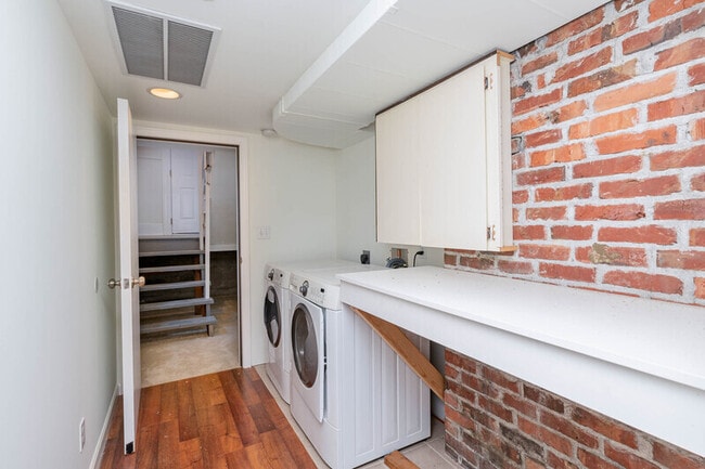Building Photo - 4814 36th Ave NE