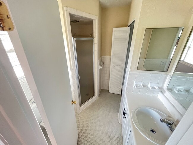 Building Photo - Adorable 2 bedroom, 2 1/2 bathroom townhom...