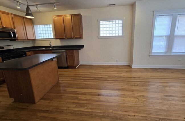 Building Photo - 4926 N Albany Ave