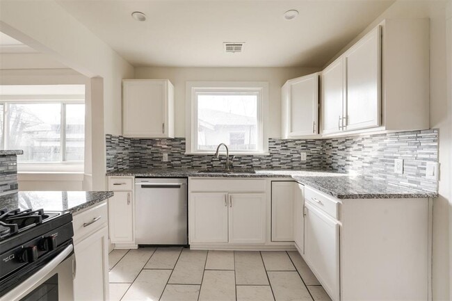 Building Photo - 1215 NW 13th St