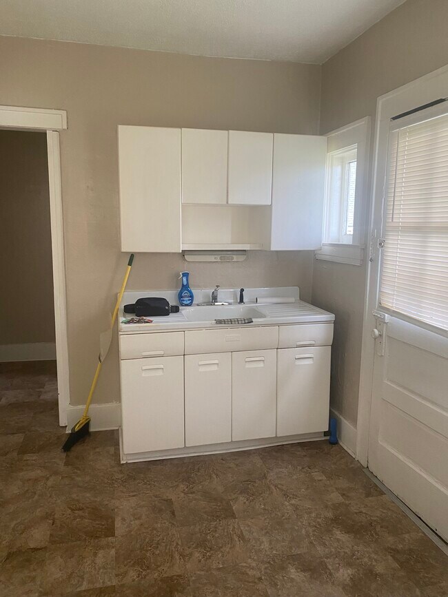 Building Photo - 2209 Crittenden Dr