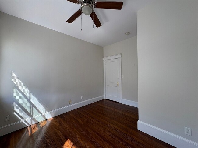 Building Photo - 996 Chestnut St