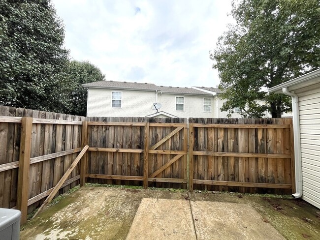 Building Photo - INDIAN PARK END UNIT TOWNHOME!