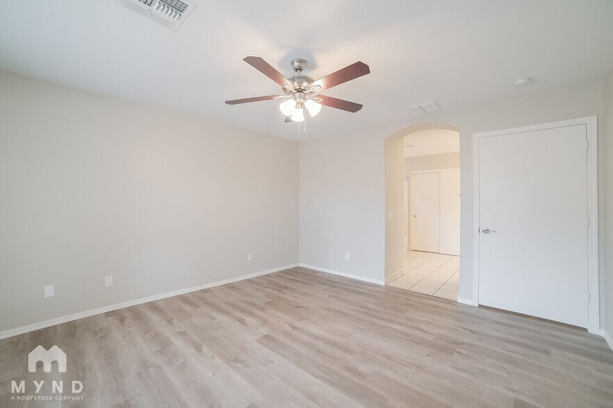 Building Photo - 2236 S 82nd Ln