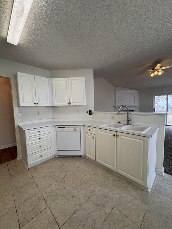 Building Photo - Spacious 3BR Home with Large Fenced Yard – Prime Simpsonville Location!